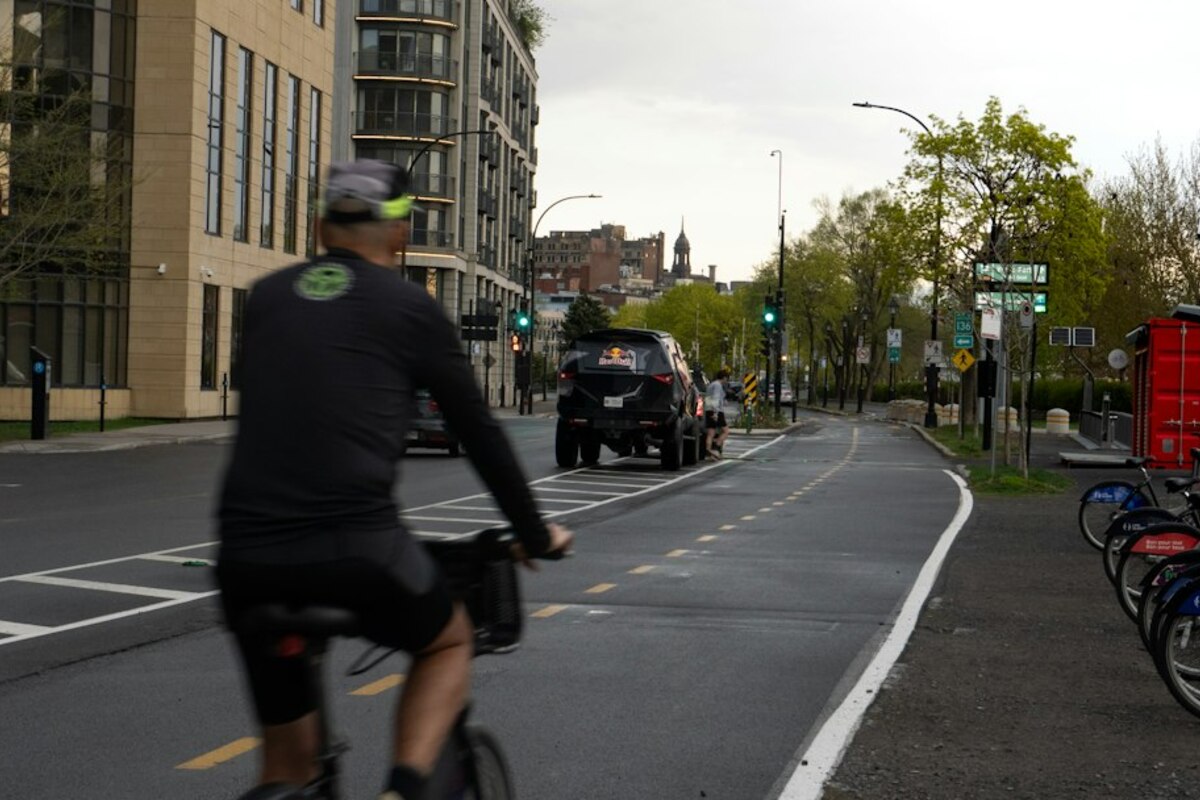 E‑Bikes vs. Regular Bikes: When the “Easy Mode” Actually Makes You Ride More