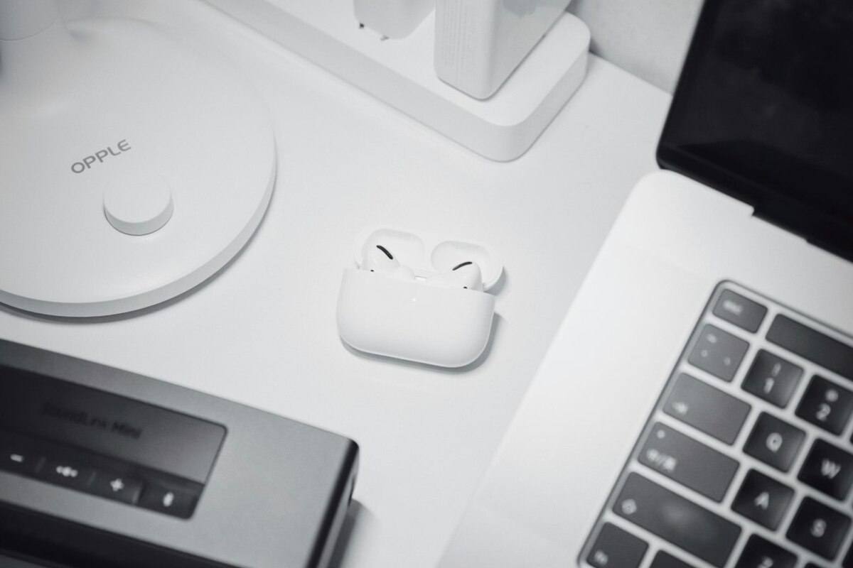 Noise-Cancelling Headphones vs. Earplugs: Which One Actually Helps You Focus?