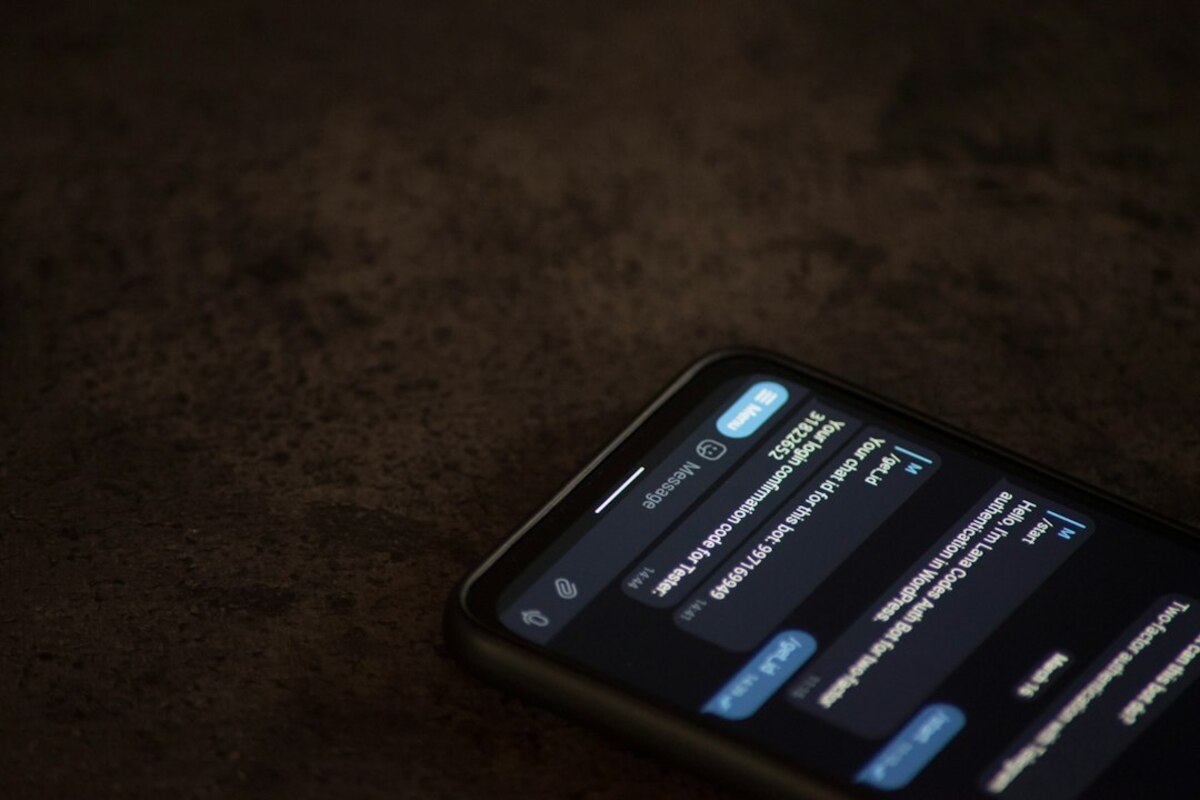 The “Read Receipt” Trap: How Those Tiny Checkmarks Change What We Say (and Feel)