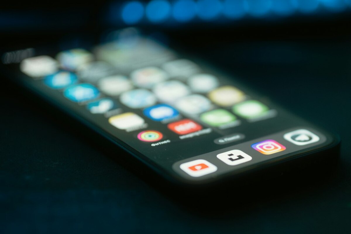 The Screenshot Spiral: Why We Save So Many Images (and Still Can’t Find Anything)